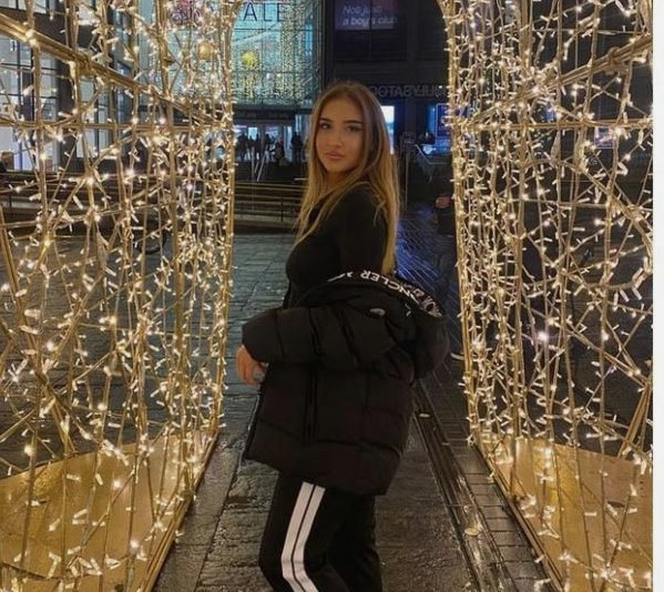 斯科尔斯小女儿晒睡裙美照，她是一名职业无挡板篮球运动员