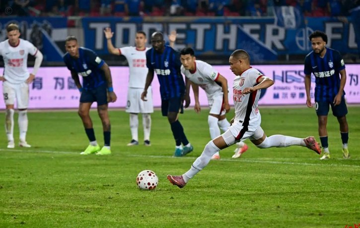 8000人史诗级远征：成都球迷刷新申花客队人数纪录