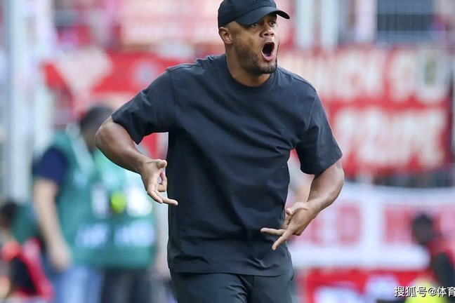 孔帕尼怒问点球判罚：球先打腿后到手臂，我犯规了吗？