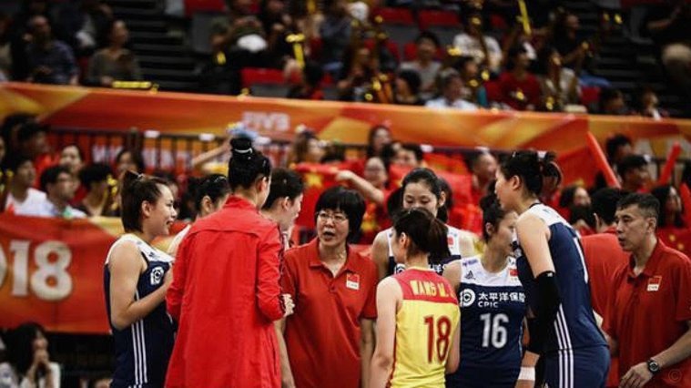 日本全队赛后鞠躬致意，中国队鼓掌回应