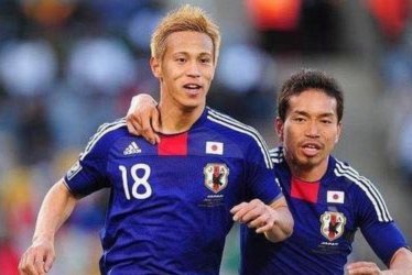 万项：日本太强我们控制不了球权，被压着在本方半场踢