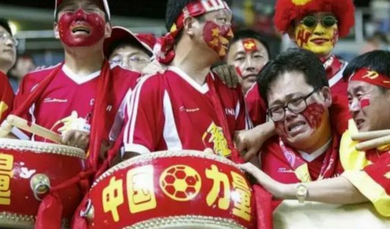 许多中国球迷总是拿大脚来说事，体现对足球的认知严重错误