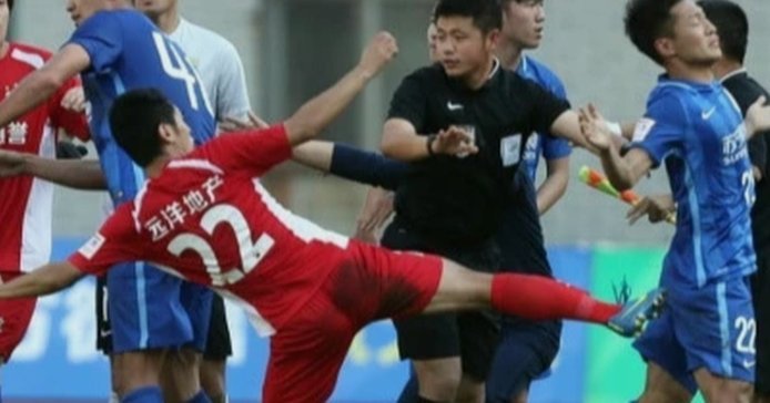今天曝光辽宁铁人足球俱乐部拖欠转会费一事。球员张洪福从恒大足校转会至辽宁铁人，合...