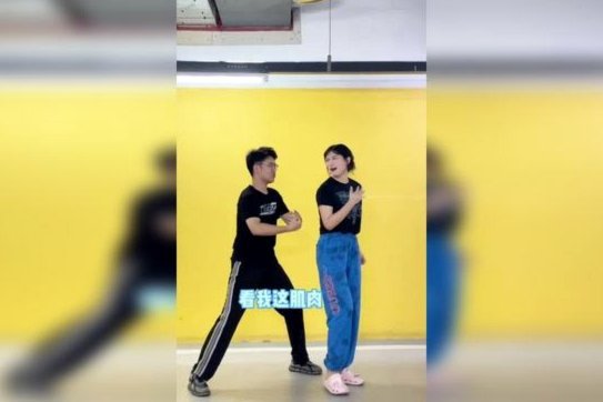 杨翼：盖耶已脱离拐杖可自己行走，并能进行轻度力量训练