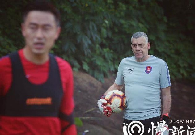 老将隋维杰门线内扑球失误，边裁认定进球有效