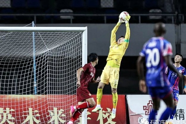名场面+1！43岁隋维杰门线内接球，边裁认定进球有效