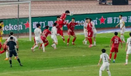 中国新闻周刊：代抢苏超门票2217张牟利38万，两球迷被判刑